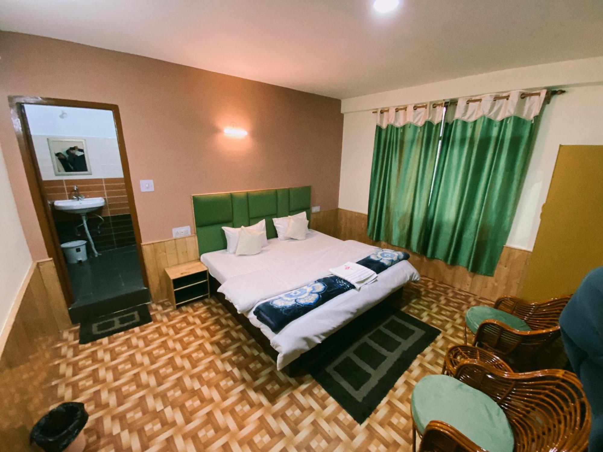 Non Stop Cafe Hostel & Stay, Manali
